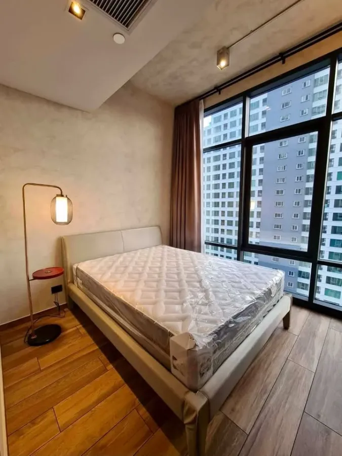 Selling The Lofts Asoke, 2 bedrooms, spacious living area, great location, fully furnished. Don't miss out!