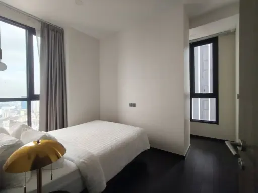 For rent: Park Origin Thonglor, a lovely unit with a bathtub on a high floor, fully furnished with amenities. Book now before it's too late!!!