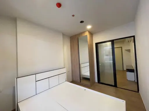 For rent: Chewathai Pinklao, 9th floor, same floor as the swimming pool and fitness center. Friendly and quiet neighbors. Book now!