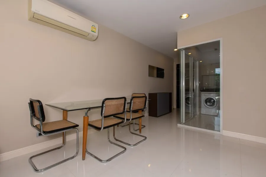 For rent, The Crest Sukhumvit 24, spacious room, comfortable, every piece of furniture is carefully selected. Don't miss it.