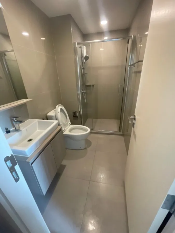 For rent: The Tree Charansanitwong 30. Comfortable rooms with complete amenities in a great location. Don't miss out!