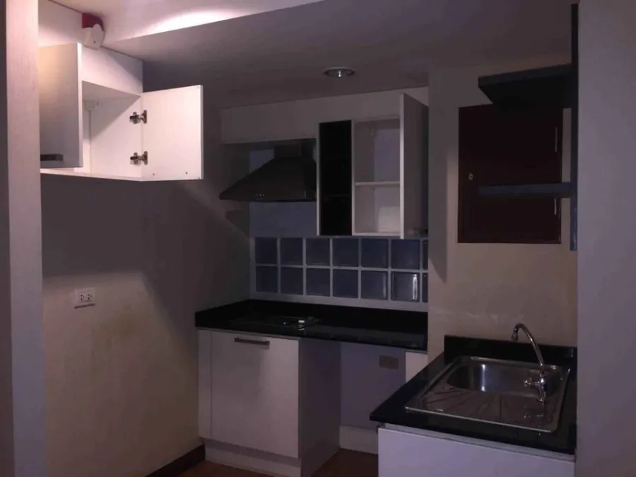 Sell The Kris Ratchada 17, spacious room, fully furnished, good leather sofa, very nice to sit, reserve first, stay first.