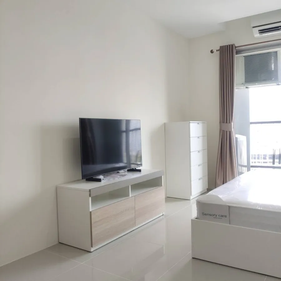 For rent, Assakarn Place Srinakarindra, STUDIO room, fully furnished. The big bed is very comfortable. Reserve quickly.