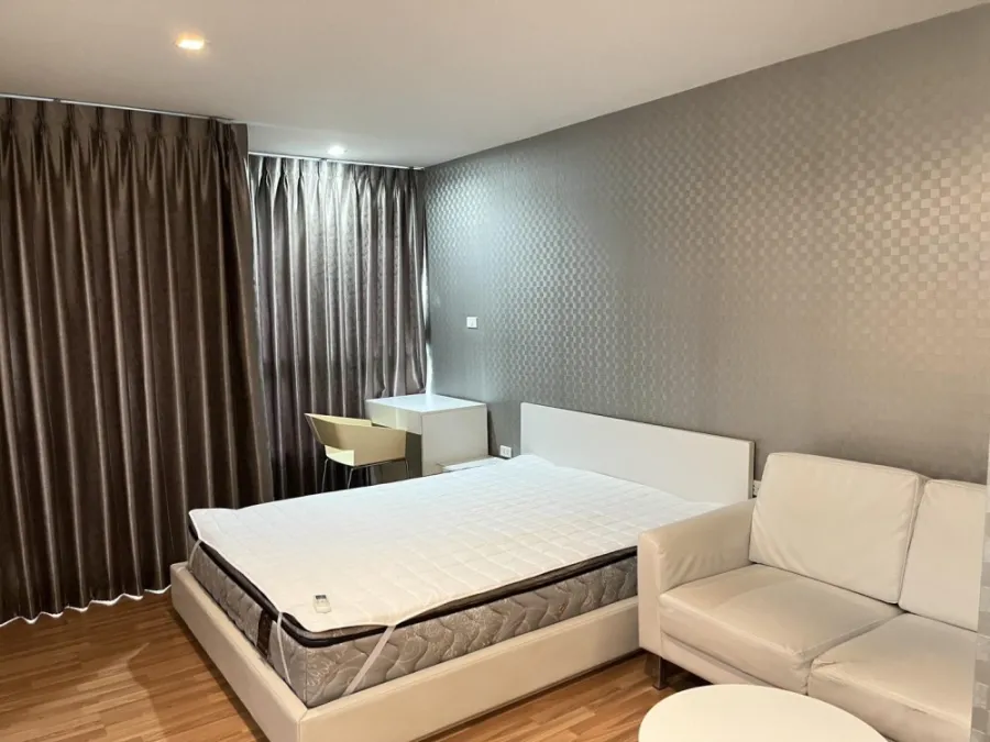 ปล่อยเช่า วี คอนโด ห้องติดวอลเปเปอร์อย่างดี น่าอยู่มากๆ สิ่งอำนวยความสะดวกครบ รีบจองเลยจ้า