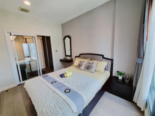Condo for rent, The Crest Sukhumvit 34, has a balcony with a view of the heart of Sukhumvit city. Built-in throughout the room