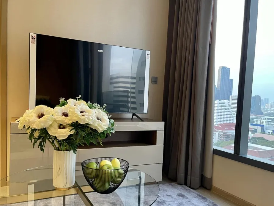 For rent, The Esse Asoke, 23rd floor, very beautiful view, good furniture. Complete electrical appliances If interested, hurry and reserve now.