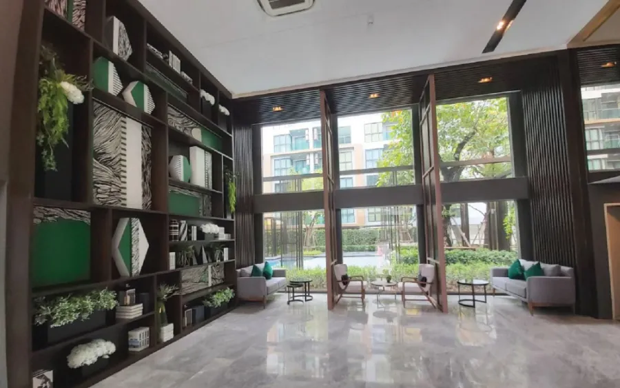 For sale: The Excel Hideaway Sukhumvit 50, corner room, quiet, reasonable price. I must say you must not miss this.