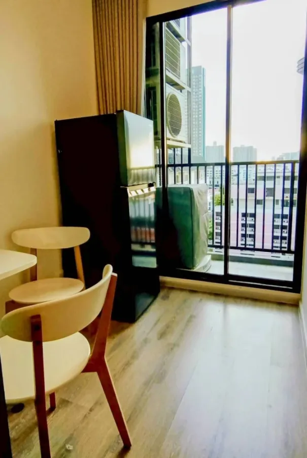 For rent, Knightsbridge Collage, Ramkhamhaeng, high ceiling. Pool view, nice room. If interested, hurry up and reserve now. Don't miss it.