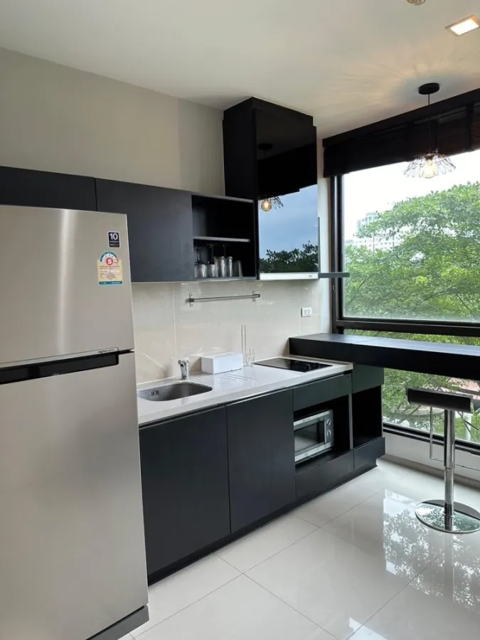 ให้เช่า คอนโด Rhythm สุขุมวิท 44/1 ชั้น 6 ระเบียงวิวสวนส่วนกลาง ตกแต่งพร้อม หอ้วกระเป่ามาได้เลยจ้า