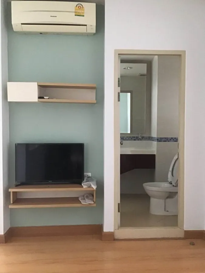 For rent!! Condo Life at Ratchada-Sutthisan Condo next to the main road Quiet with not too many rooms!!