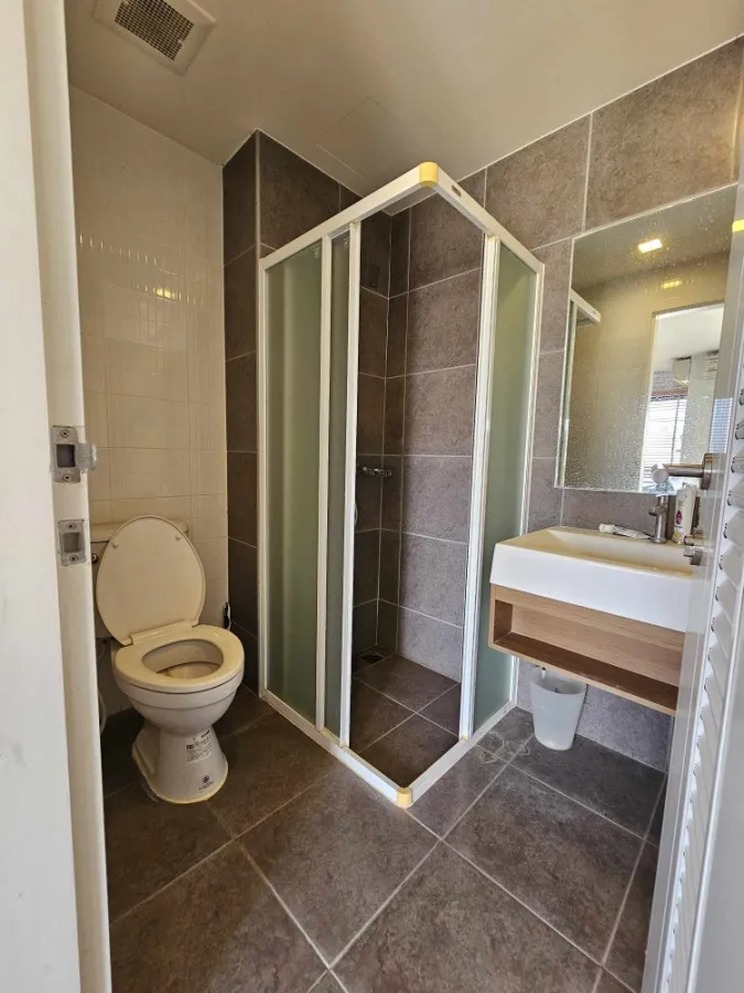 For sale: H2 Ramintra 21. The room is already big and not cramped. The corner room is very quiet. Very personal. Move now, don't delay.