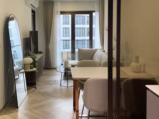 For rent or sale: Chapter Thonglor 25, 4th floor, swimming pool view. The room is well decorated, the built-in is beautiful, hurry and reserve now.