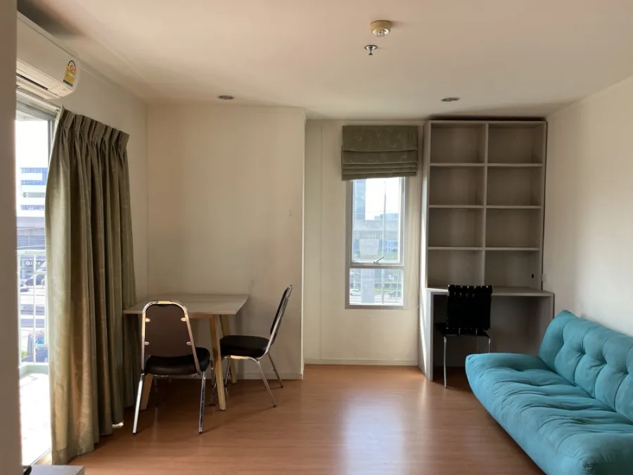 For rent, Lumpini Park Rattanathibet - Ngamwongwan, 5th floor, corner room, fully furnished, livable. If interested, reserve now before you miss out.