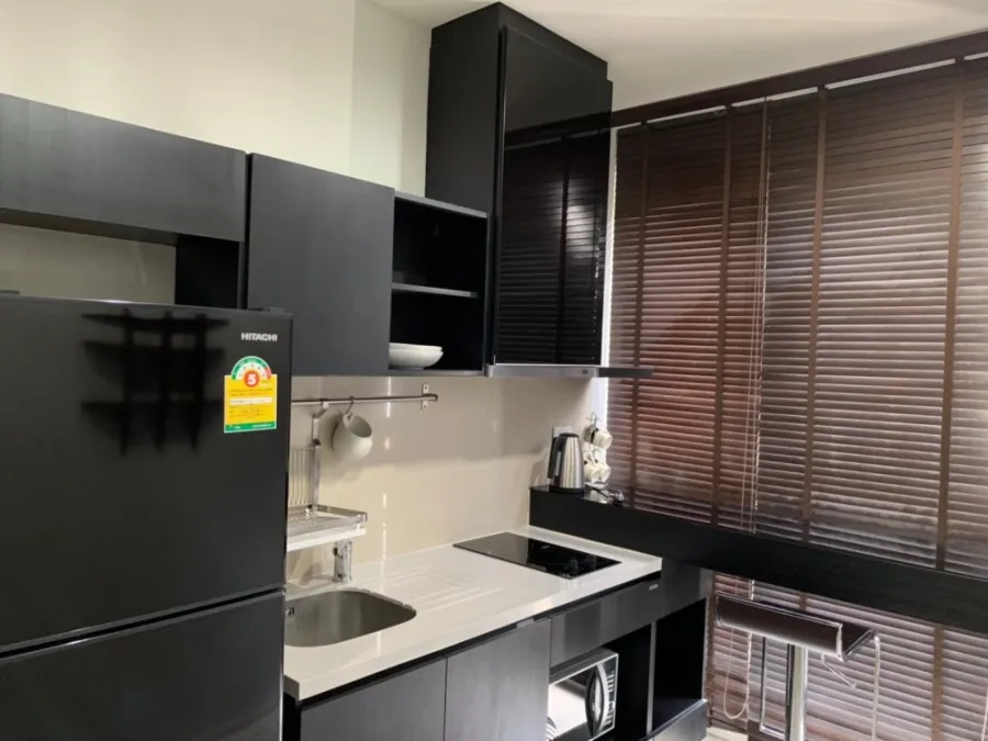 Condo for rent, Rhythm Sukhumvit 44/1, high floor, good view, complete with furniture and electrical appliances.