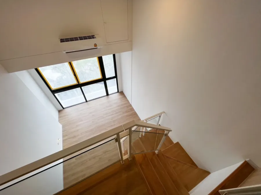 Sell down payment!! Landmark Condo @ MRTA Station, beautifully decorated, good location, can't miss it, book now!!