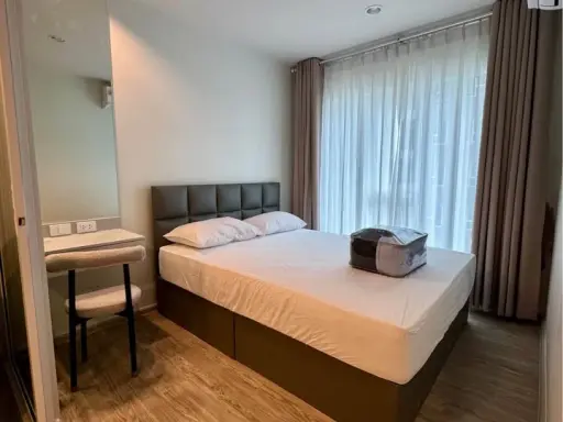 For rent: Regent Home Bangna. Beautiful built-in furnishings, including shelves and storage cabinets. Ready to move in.
