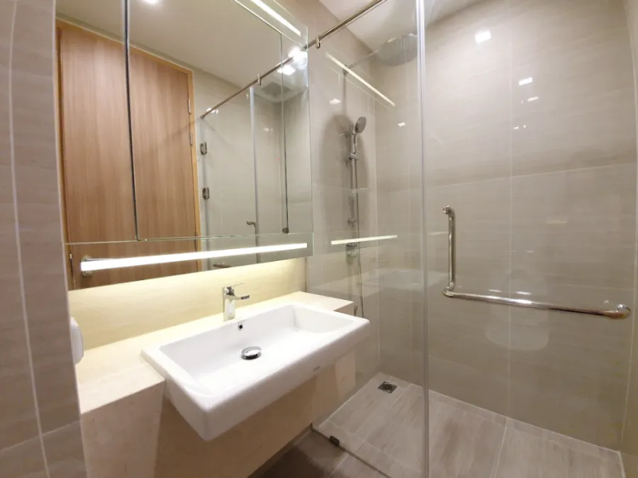 Condo for rent, Noble B Sukhumvit 33, high floor room, good view, comes with full amenities.