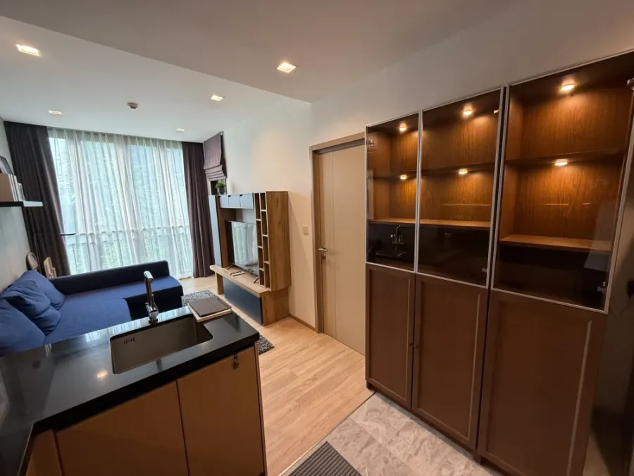 For rent: Kawa Haus, private corner room, good floor height, complete with furniture and appliances, lots of storage space. You must book this.