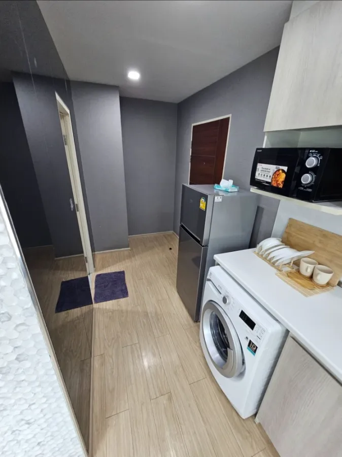 For sale, for rent, Winn Condo Phahon Yothin 52, quiet corner room, with awesome wallpaper throughout the room, very worth booking.