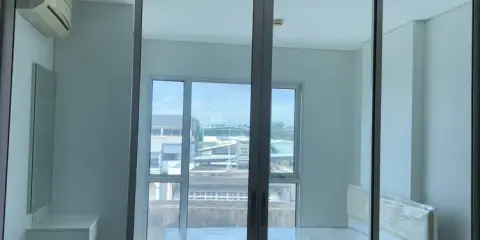 ให้เช่า Serrano Condominium ห้องน่าอยู่ ชั้น 6 เฟอร์นิเจอร์ครบครัน หิ้วกระเป๋าเข้าอยู่ได้เลยจ้า