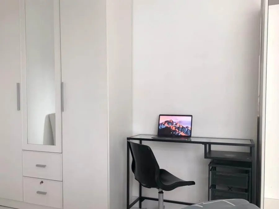 For rent, Phahon Metro, 3rd floor room, pool view, not hot, white room, clean, comfortable to the eye. You're already at ease. You can't miss it. Book