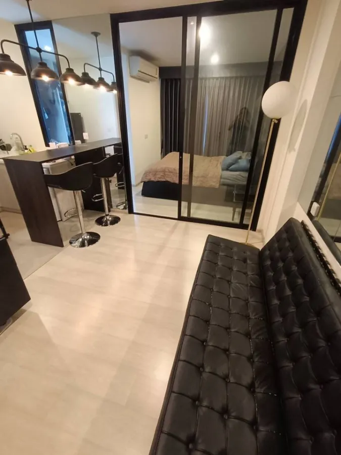 For rent: Life Asoke, 20th floor, beautifully decorated room with built-in Walk-In Closet, very livable. If you don't reserve, you'll regret it.