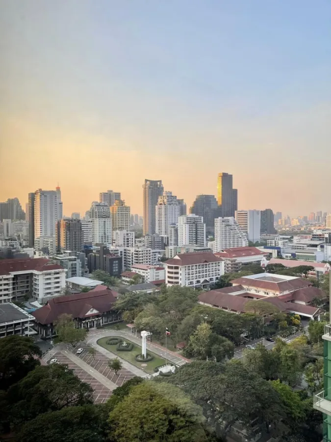 For rent, The Esse Asoke, 23rd floor, very beautiful view, good furniture. Complete electrical appliances If interested, hurry and reserve now.