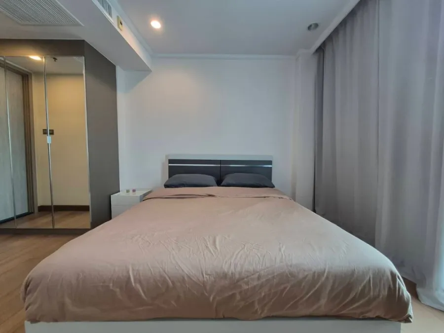 For rent: Supalai Oriental Sukhumvit 39. Spacious and comfortable room, fully furnished. Book now!