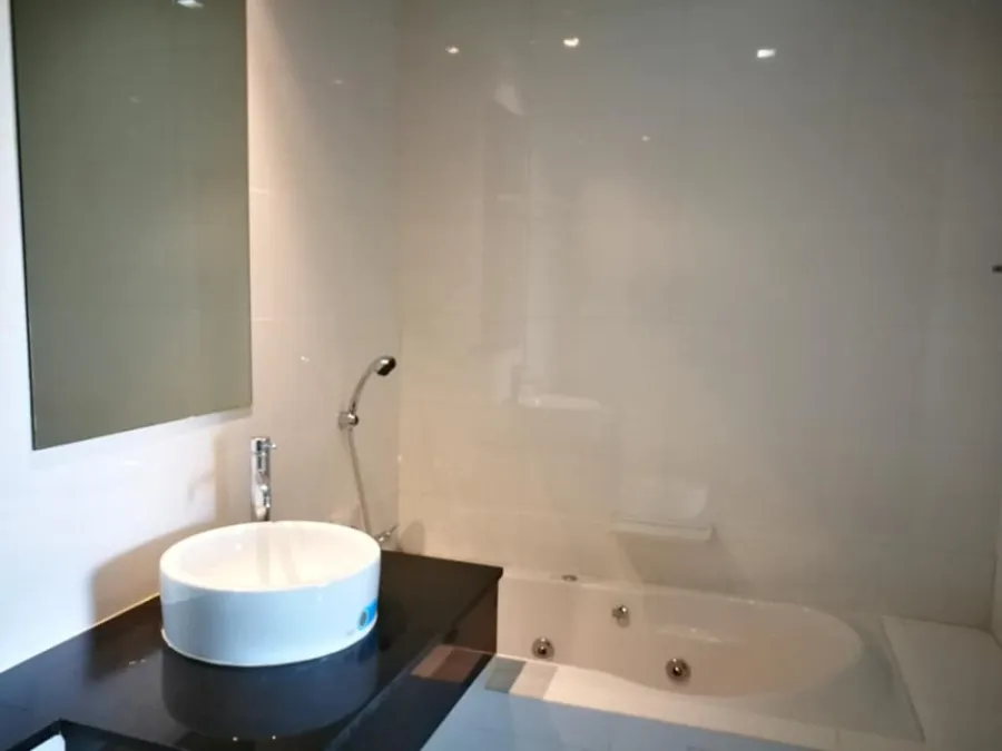 Sell ​​Sukhumvit City Resort Sukhumvit 11, good location, convenient transportation, don't wait.