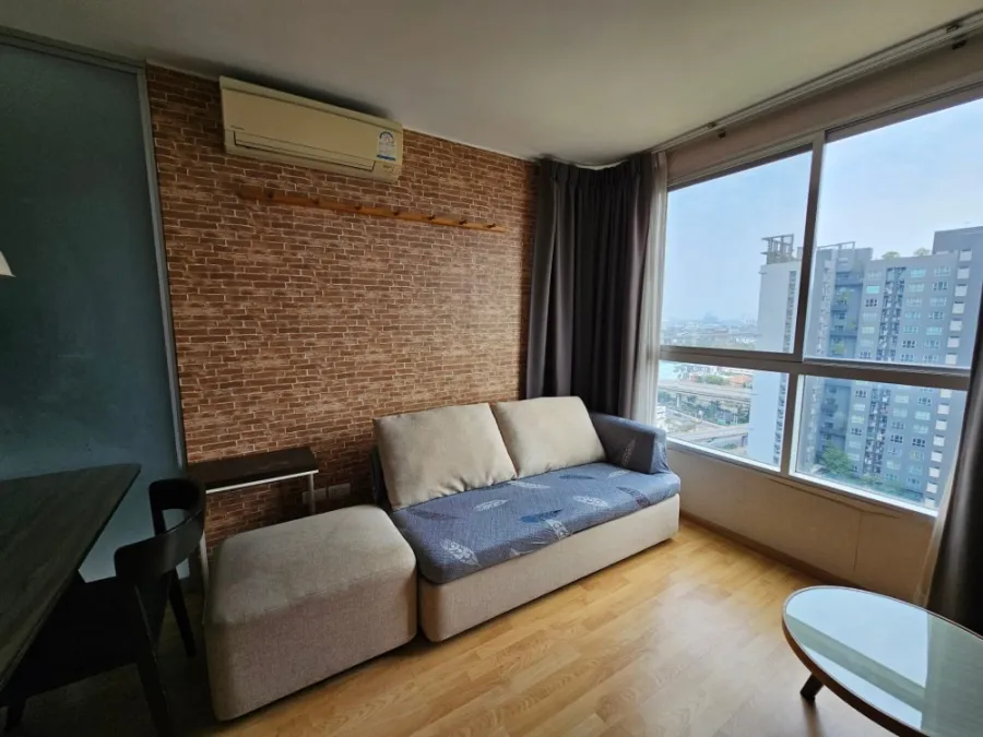For sale or rent: U Delight Residence (Pattanakarn - Thonglor), 18th floor, large front room. The wallpaper is well installed. Hurry and reserve now.