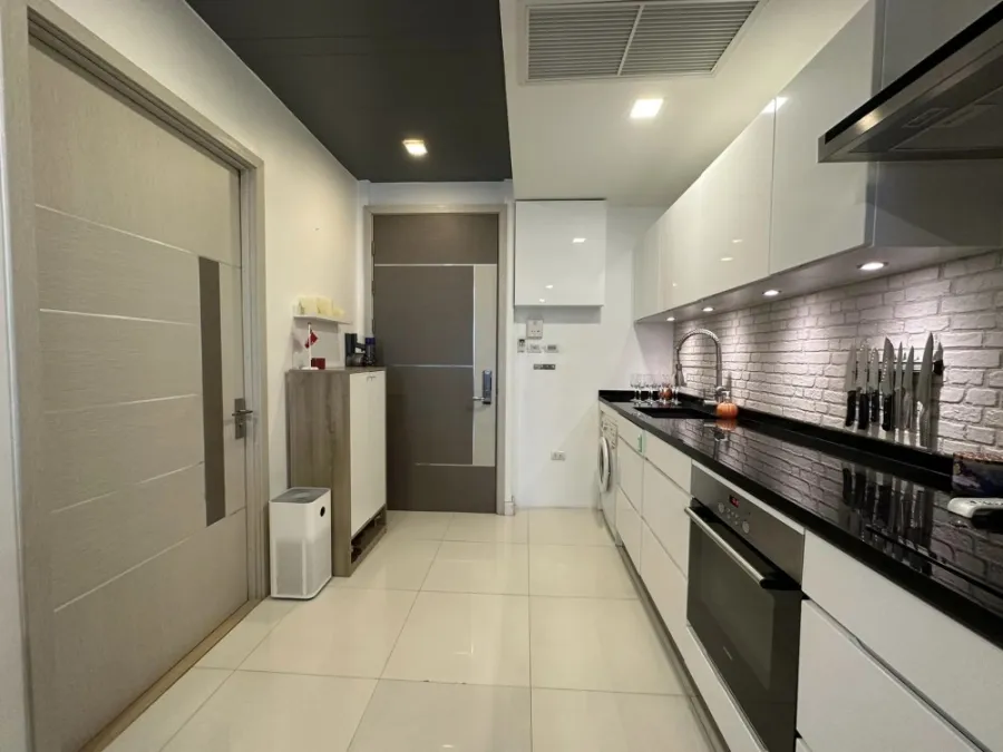 ขาย Apus condo พัทยากลาง ห้องแต่งสไตส์เรียบง่าย น่าอยู่ พร้อมโซฟาขนาดใหญ่น่านั่งนุ่มๆ จองด่วนจ้า