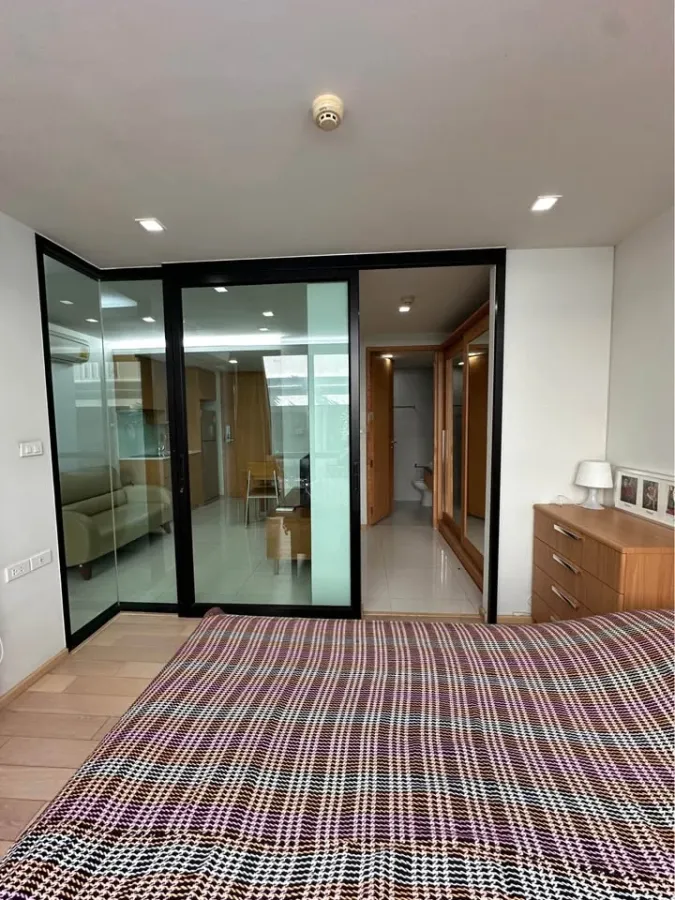 For rent: SOCIO Ruamrudee, 1 bedroom, 1 bathroom, decorated in Muji style, fully furnished, hurry and reserve now!