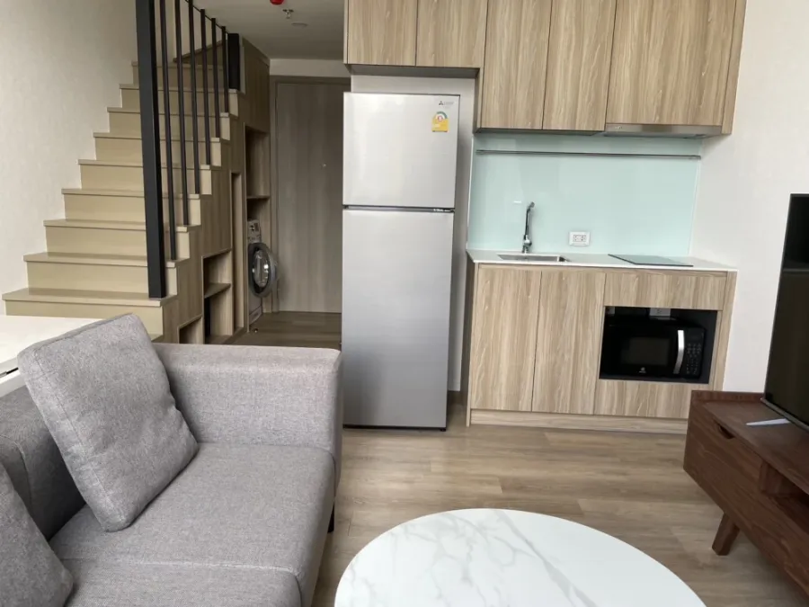 ให้เช่า คอนโดไซมิส 87 เป็นแบบ Duplex ขนาด 40 ตรม. ใกล้ BTS อ่อนนุช เพียง 350 เมตร ตกแต่งพร้อมอยู่ พร้อมเครื่องใช้ไฟฟ้าครบครัน
