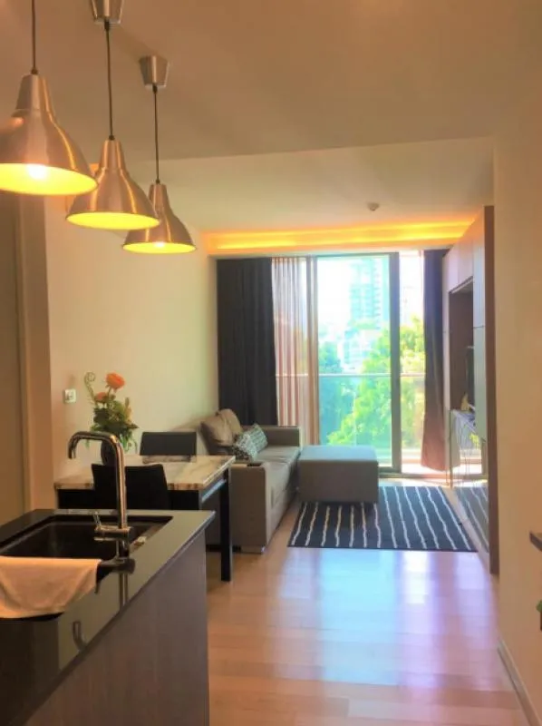 ขาย/เช่า คอนโด เวีย 49 ชั้น 8 ห้องมุม วิวสระว่ายน้ำ พร้อมอยู่ อย่ารอช้า