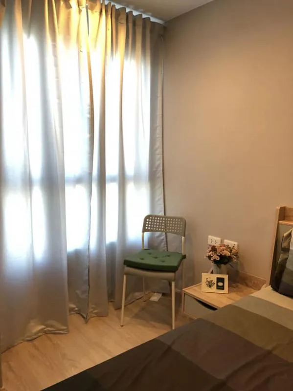 For Rent Casa Condo Sam Yaek Bang Yai High floor, beautiful room, double bed, cool decoration, everyone likes it. If interested, hurry up.