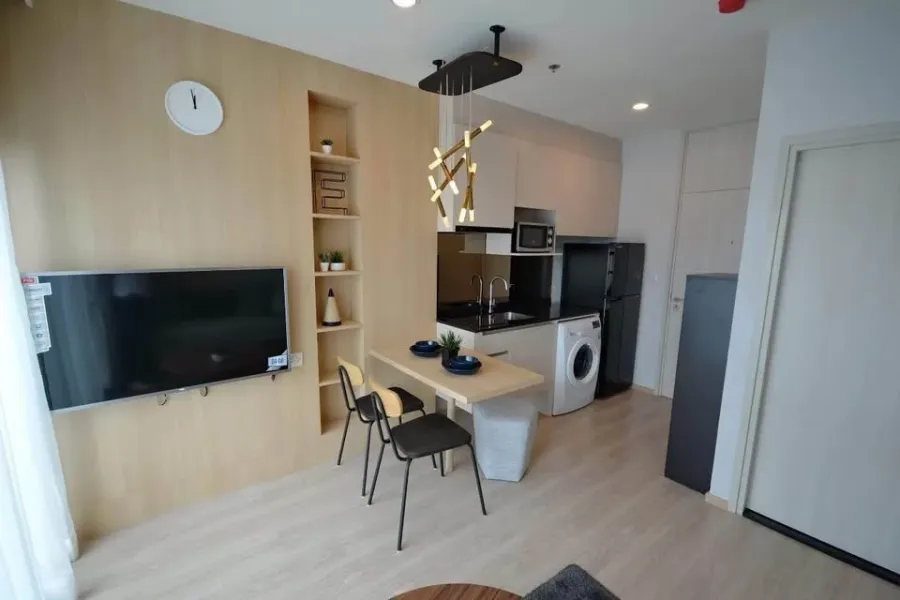 For rent: Noble Revolve Ratchada 1, good corner room, unblocked view, just bring your bag+++++