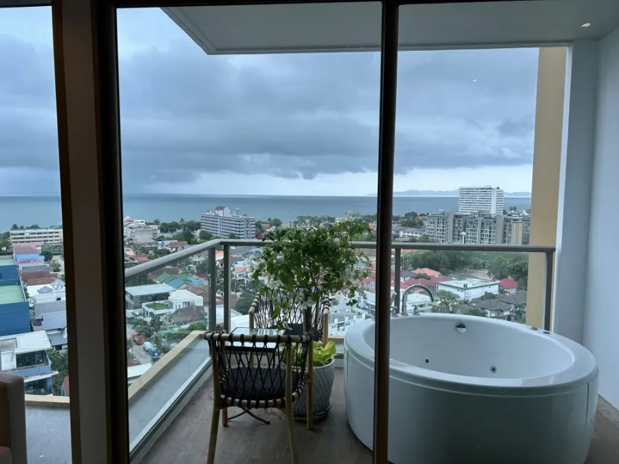 ให้เช่า The Riviera Ocean Drive ห้องกว้างพื้นที่ใช้สอยเยอะ มาพร้อมอ่างกุซซี่ส่วนตัวบนระเบียง ทำเลดี จองเลย