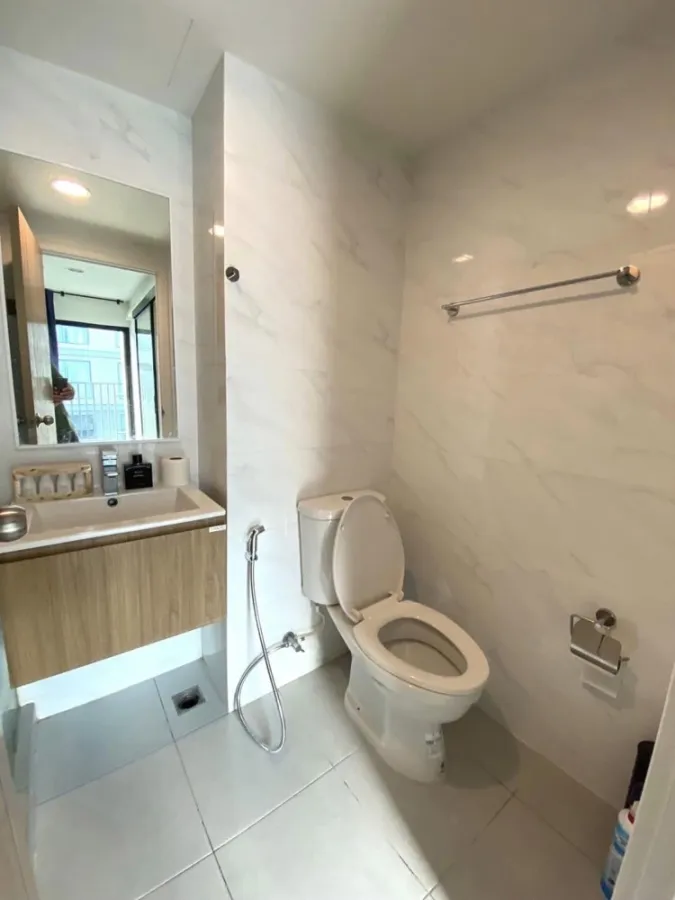 For rent, The Excel Udomsuk, decorated in modern style. Comes with a large screen TV. Don't miss this price. Hurry up.