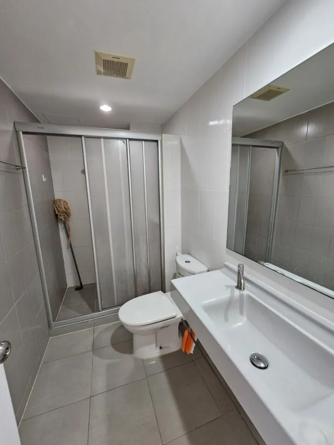 For sale or rent: U Delight Residence (Pattanakarn - Thonglor), 18th floor, large front room. The wallpaper is well installed. Hurry and reserve now.