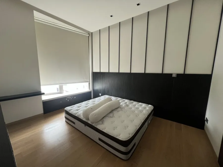 For sale or rent, Sala Daeng One, Lumphini Park view, fully fitted room, nicely decorated with built-in furniture, very spacious area, don't miss it.