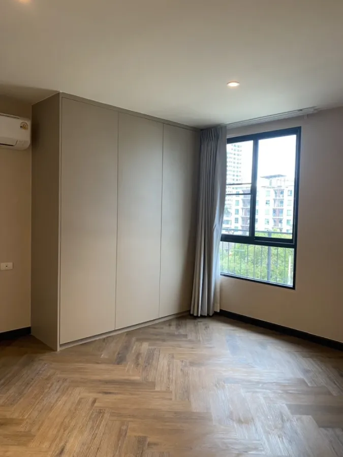 For rent Baxtor Phahon Yothin 14, spacious room, fully furnished, ready to move in, and has a wide balcony, can keep pets, hurry and book now.