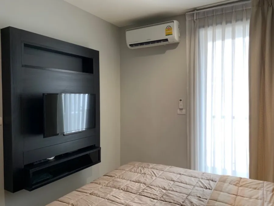 Condo for rent, Rhythm Sukhumvit 44/1, high floor, good view, complete with furniture and electrical appliances.