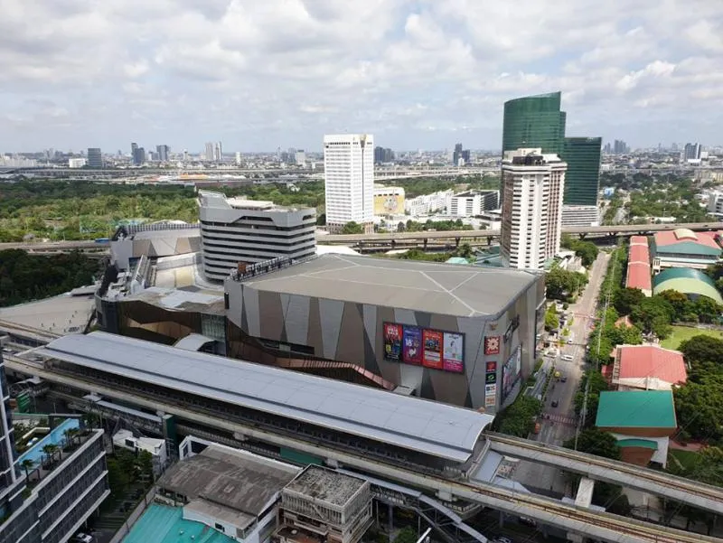Life Ladprao for sale, prime location next to BTS, next to the mall. If you love convenience This condo is the best answer. Get it!!