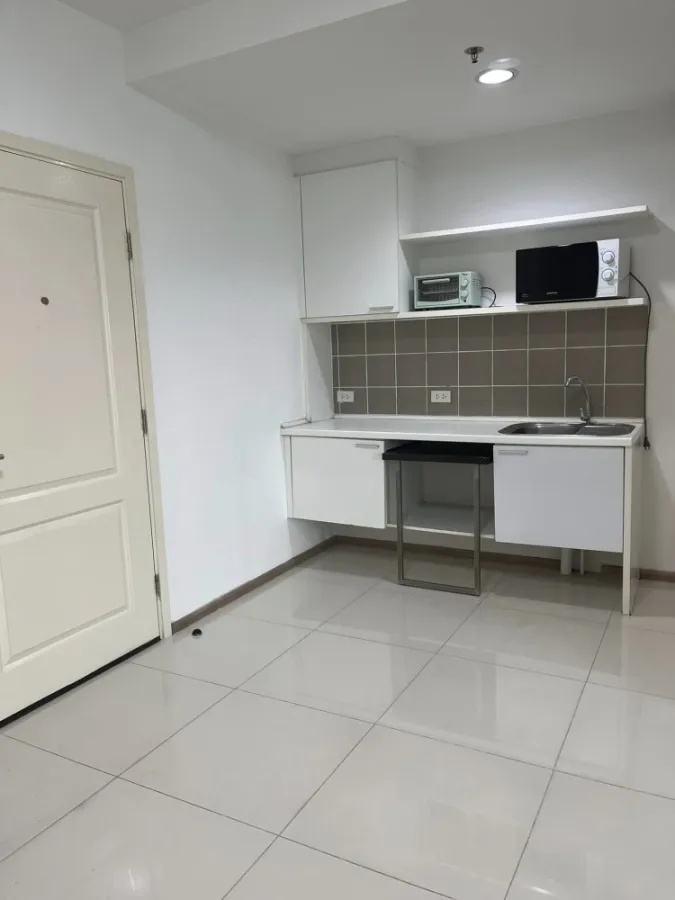 For rent: Fuse Mobius Ramkhamhaeng Station, 3rd floor, not very high, bright room, comfortable to the eye. Separated into portions. Hurry and reserve