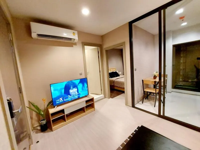 For rent, Life Asoke Rama 9, luxury decorated room, affordable price, plus full facilities Don't miss out on this room.