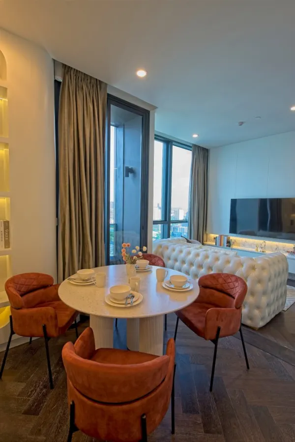 Condo for sale, The Es Sukhumvit 36, beautifully decorated room, fully built-in, fully furnished, just drag your suitcase in and move in.