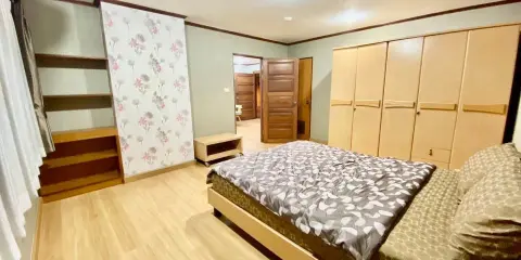 For rent Aree Place ห้องกว้างขวาง พื้นที่ใช้สอยเยอะ ตู้เสื้อผ้าใหญ่จุใจ อย่าเลื่อนผ่านรีบจองเลย