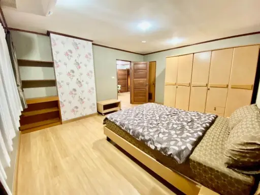 For rent Aree Place, spacious room Lots of usable space The wardrobe is very large. Don't postpone it. Hurry and reserve now.