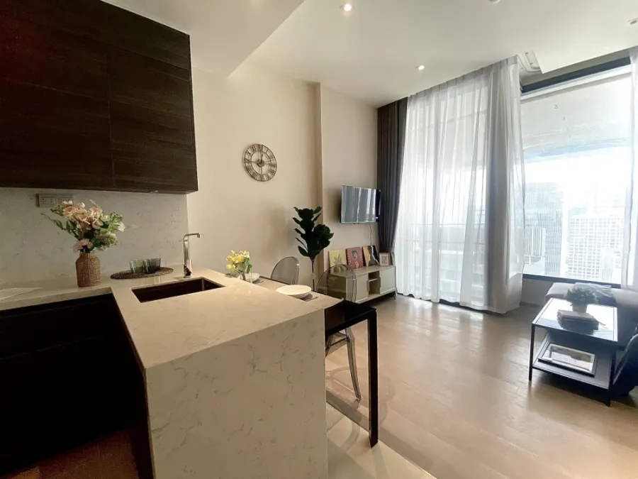 For rent: The ES Asoke, the room is not cramped, lots of usable space, 32nd floor, very high, amazing city view. You will regret it if you miss it.