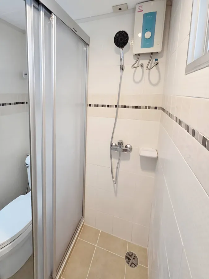 For rent: Lumpini Ville Ramkhamhaeng 44. Spacious room with ample living space, fully furnished, in a prime location. Don't miss out!